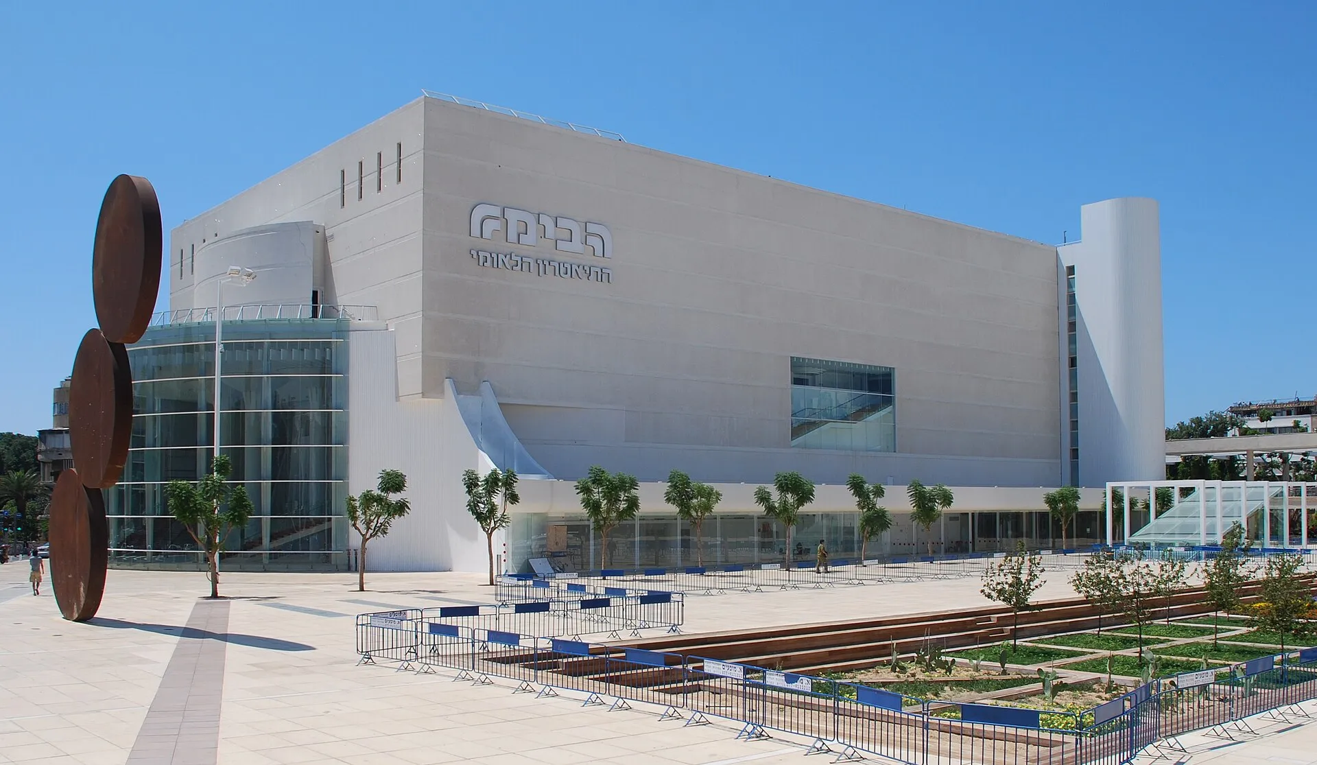 אולם תיאטרון עם במה מוארת — סמל לגל המחזאות הישראלית החדשה