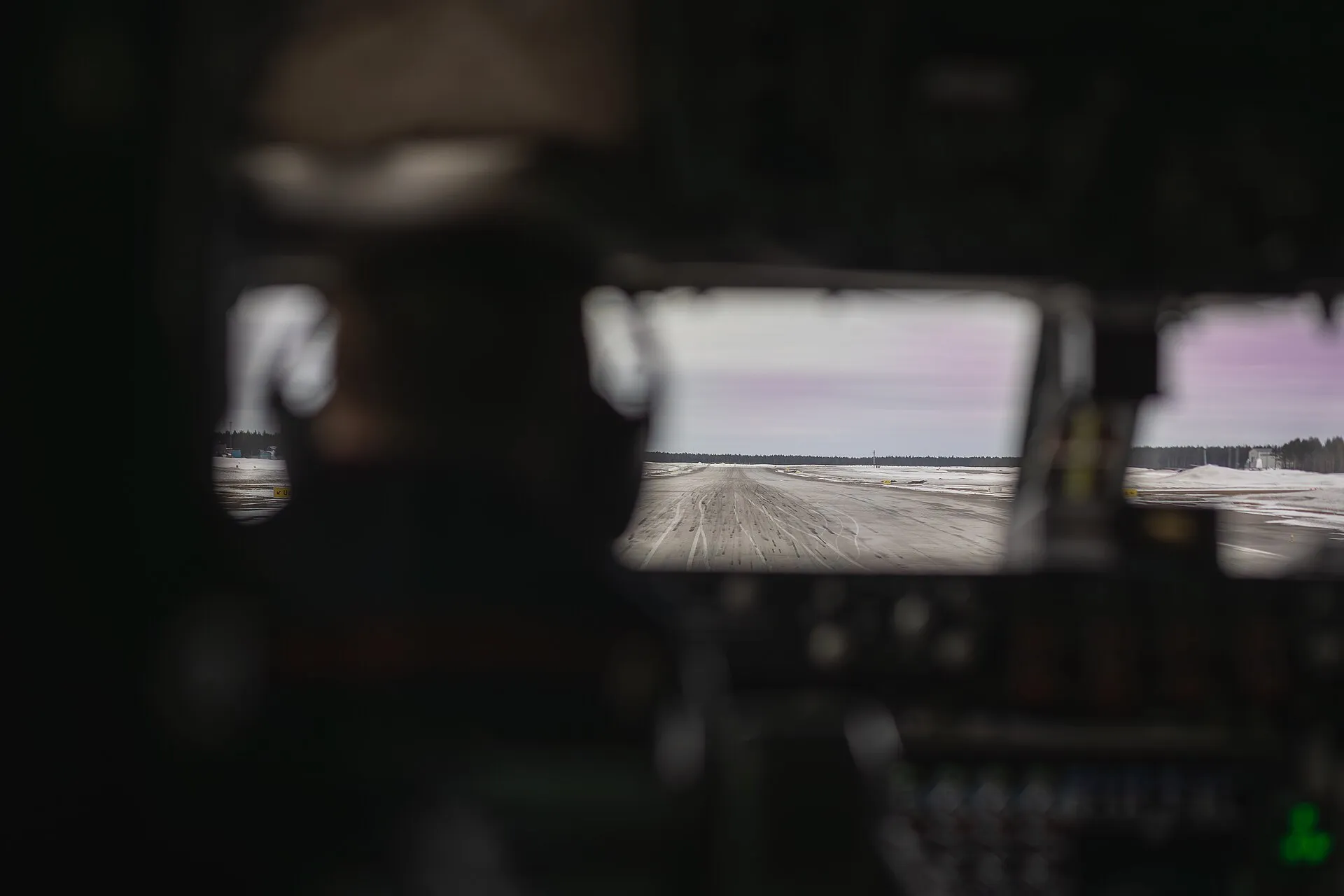 רחוב מושלג ואפל בעיר סקנדינבית בלילה, אווירת מותחן נורדי